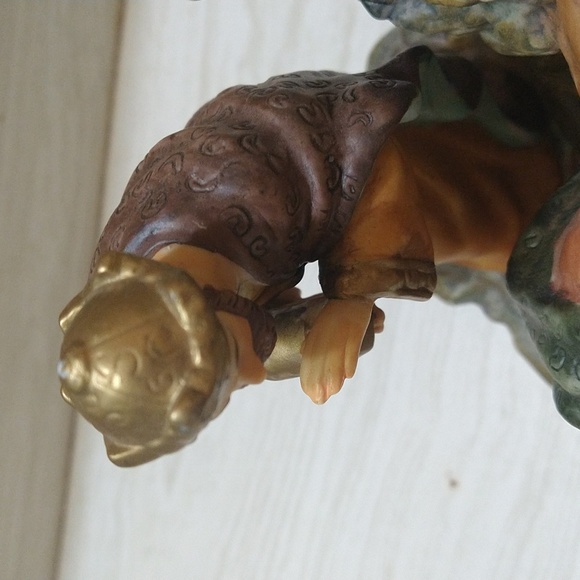 Vintage 2002 Avon Collectibles Holiday Treasures Porcelain Nativity Set - Picture 6 of 7